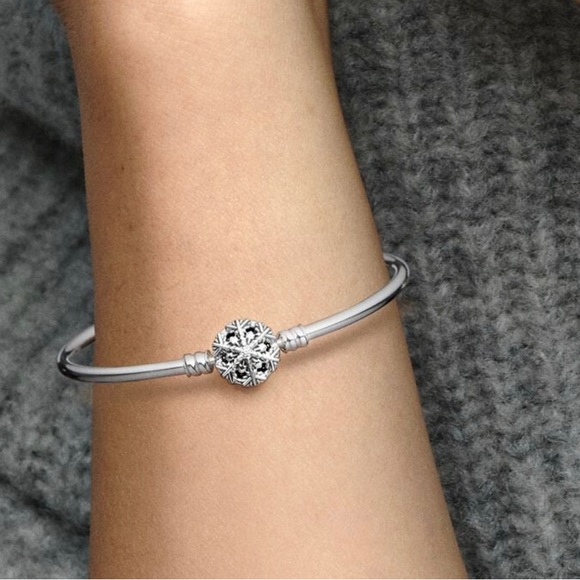 Pandora Moments Sparkling Snowflake Clasp Bangle. 7.5” - Picture 2 of 5